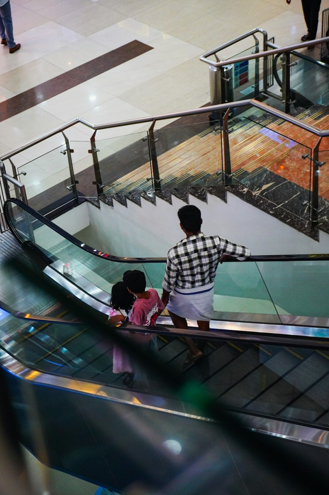 thief caught slipping in mall